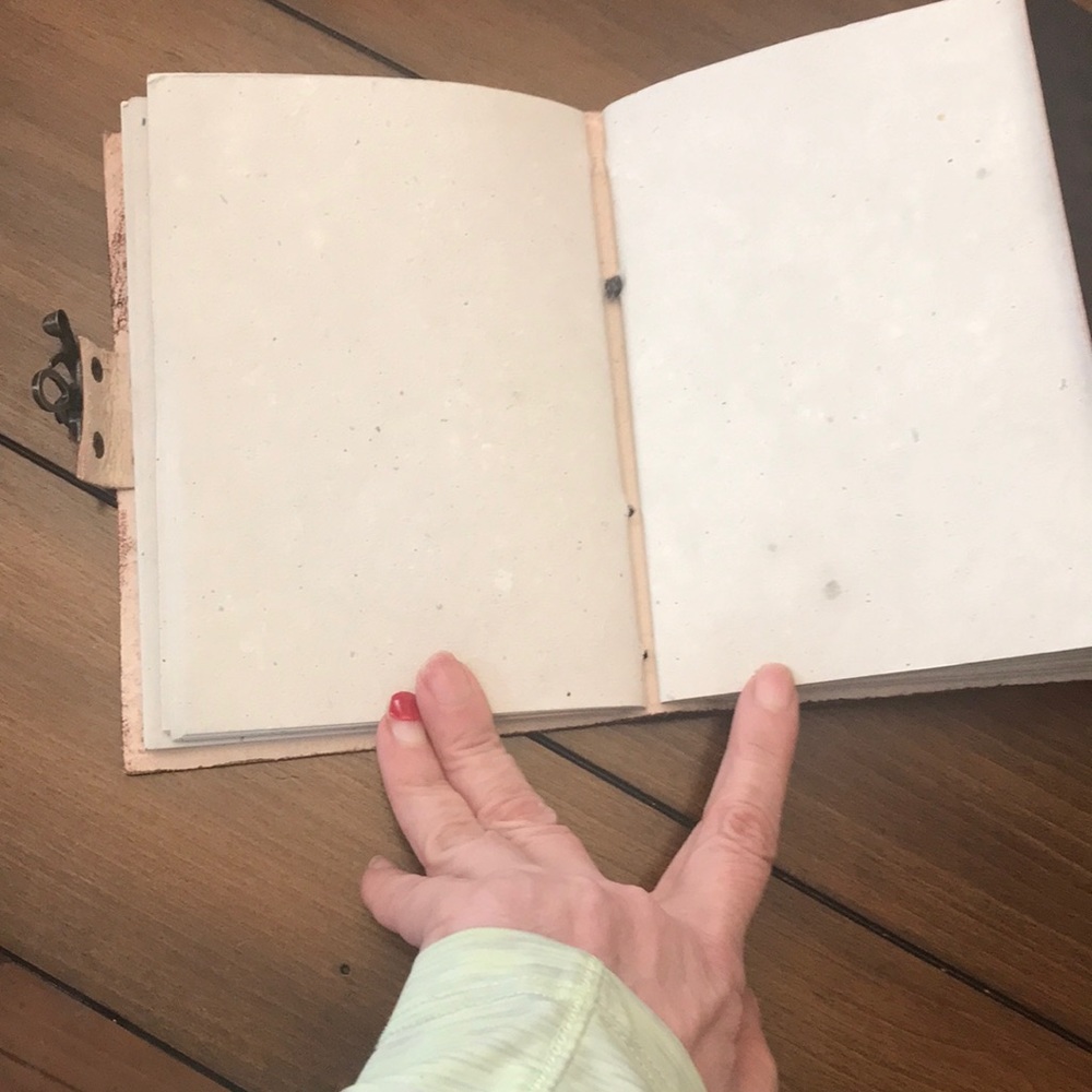 Leather journal with side lock - Picture 6 of 7